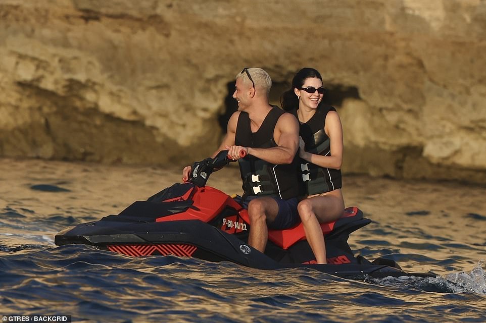 The model later enjoyed a thrilling jet ski ride with Far as her driver, cruising the waves of the Mediterranean Sea