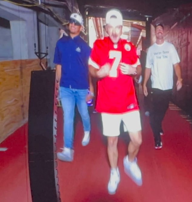 Wallen was joined by Travis Kelce and Patrick Mahomes while entering Arrowhead Stadium