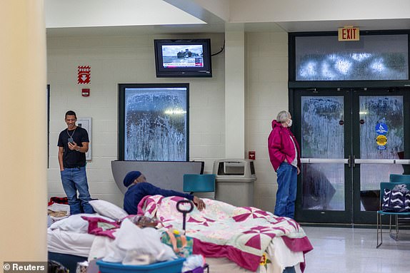 Floridians wait for the arrival of Hurricane Helene at Lincoln High School which was opened as a shelter in Tallahassee, Florida, U.S., September 26, 2024. REUTERS/Kathleen Flynn