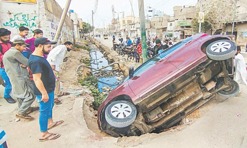 کراچی میں جہانگیر روڈ پر سیوریج لائن کو ڈھانپنے والی کنکریٹ کی سلیب ہٹا دینے کے باعث گاڑی نالے میں گرگئی، خدشہ ہے کہ اگر فوری اقدامات نہ کیے گئے تو اس طرح کے مزید حادثات رونما ہو سکتے ہیں کیونکہ شدید بارشوں اور شہری سیلاب کے دوران گاڑی چلانے والوں کو نالے نظر نہیں آتے—تصویر: فائل فوٹو