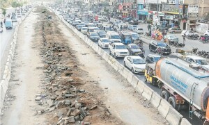 شہرِ کراچی: بدانتظامی کی داستان سناتی سڑکیں اور بے ہنگم و جان لیوا ٹریفک