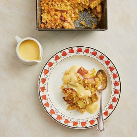 Rhubarb and ginger crumb pudding.