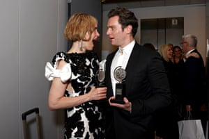 Sarah Paulson and Jonathan Groff congratulate one another after their wins