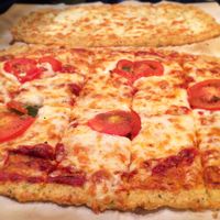 Quinoa pizza crust recipe -- this is so good, easy, and healthy for you. A must try! Gluten free, no flour.