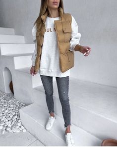 White Winter Outfits Casual, Cute Sneaker Outfits For Women, Outfit For Doctors Appointment, L Size Outfits, Windy Outfit Ideas, Dress Outfits Ideas, Outfits Leggins, Mode Jeans, Ținută Casual