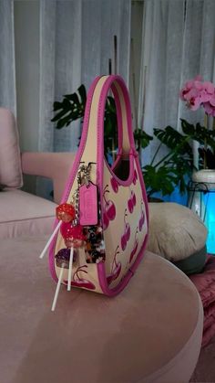 Purse Ideas, Luxury Bags Collection, Pink Shoulder Bag, Handbag Essentials, Girly Bags, Fancy Bags, Bags Designer Fashion, Luxury Purses, Bags Aesthetic