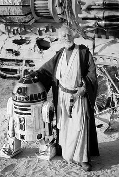 1,138 behind the scenes photos of the Star Wars Trilogy - Imgur Old Ben Kenobi, Dark Maul, Color In Film, Ben Kenobi, Jar Jar Binks, Star Wars Food, Alec Guinness, Dark Vador, R2 D2