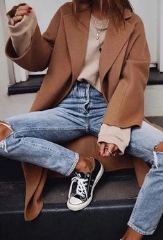 New England Style Fashion, England Style Fashion, Shirt And Sweater, Edgy Boho, Coat Jeans, Fall Fashion Coats, Winter Mode, Beige Coat, New England Style