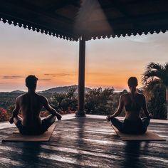 Mountain With Sunset, Couples Meditation, Yoga Shala, Ashtanga Vinyasa Yoga, Yoga Aesthetic, Yoga Studio Design, Image Couple, Couples Yoga