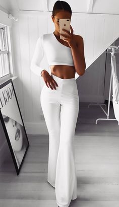 How To Style One Shoulder Top, All White Pants Outfit, White Flared Pants Outfit, White Outfit Ideas For Party, White Outfits For Women Casual, All White Outfit Party, Valentines Day Looks Outfit, One Shoulder Top Outfit, Fancy Pants Outfit