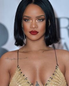 Rihanna Makeup, Maquillage Yeux Cut Crease, Red Lips Makeup Look, Looks Rihanna, Mode Rihanna, Rihanna Looks, Celebrity Makeup Looks, Prom Makeup Looks, Red Lip Makeup