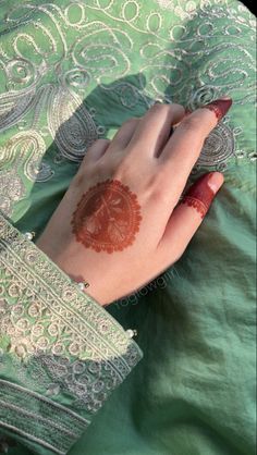 Desi mandala Kashmiri Aesthetic, Desi Mehndi, Mendhi Patterns, Simple Henna Designs Hand, Finger Mehendi Designs, Cafe Pictures, Modern Henna, Bff Hands Aesthetic, Finger Henna