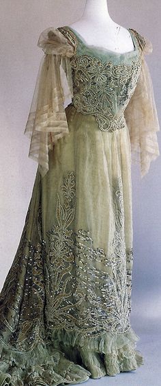 Worth is one of my top fashion designers--I love the ethereal qualities of this dress. Evening gown - Worth, 1900. House Of Worth, 1900s Fashion, Victorian Clothing, Antique Dress, Antique Clothing, Vintage Couture