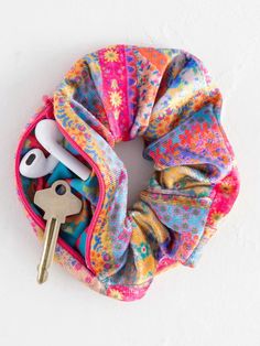 Hideaway Scrunchie - Folk Flower Patchwork-view 1 Hideaway Scrunchie, Flower Patchwork, Diy Sy, Fabric Christmas Ornaments Diy, Christmas Ornaments Diy, Pola Gelang, Small Sewing Projects, Fabric Christmas Ornaments, 자수 디자인