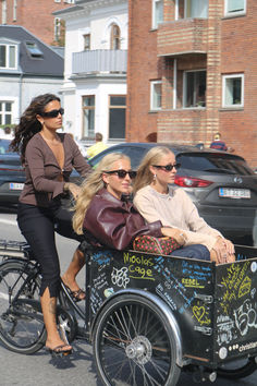 Copenhagen Fashion Week Spring/Summer 2025 street style Summer City Street Style, Copenhagen Street Style 2024, Copenhagen Summer Style, Naomi Anwer, Street Style Copenhagen, Copenhagen Fashion Week Street Style, Styling Outfits, Oversized Wool Coat, Copenhagen Street Style