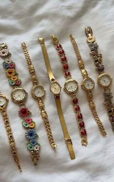 Dainty Watches, Berlin Aesthetic, Dope Jewelry Accessories, Gelang Manik-manik, Pakaian Feminin, Gelang Manik, Jewelry Accessories Ideas, Dope Jewelry, Jewelry Essentials