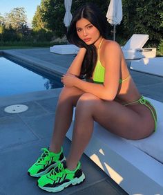 Find Out Where To Get The Shoes Kylie Jenner Outfits, Moda Kylie Jenner, Kylie Jenner Hot, Estilo Jenner, Neon Sneakers, Jenner Girls, Kylie Jenner Photos, Trajes Kylie Jenner, Pool Wear