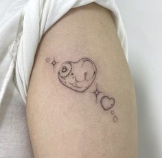 a small heart tattoo on the right thigh