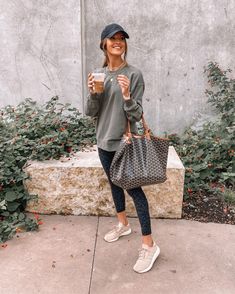 Sporty Outfits, Sports Mom Outfit, Friday Wear, Lauren Kay Sims, Everyday Casual Outfits, Formda Kal, Fall Favorites, Casual Winter Outfits