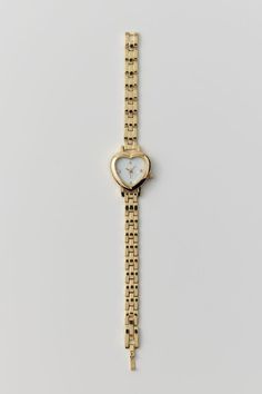 Heart Linked Watch Cute Thoughtful Gifts For Best Friend, Gold Heart Watch, Small Gifts For Mom, Gift Inspo Best Friend, Vintage Gold Watch Women, Enroute Jewelry, Dainty Watches For Women, Vintage Watch Aesthetic, Grad Gifts For Best Friends