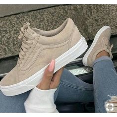 Vans Outfit Womens, White Old Skool Vans, Skateboard Style, Tennis Vans, Brown Vans, Nude Sneakers, Vans Suede, Skor Sneakers, Sneaker Outfits