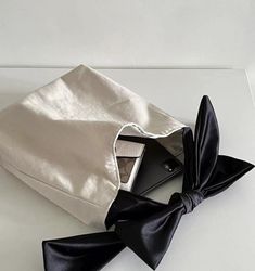 Bow Purse, Sac Diy, Cross Shoulder Bags, Bow Bag, Kleidung Diy, Trendy Chic, Pretty Bags, Bow Design, Satin Bow