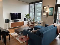 Dark Grey Couch Living Room, Living Roon, Flat Decor, Living Room Setup, Loft Interior Design, Apartment Living Room Design, Living Room Entertainment, Apartment Layout