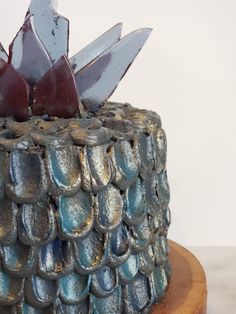 there is a cake that has been made to look like a pineapple