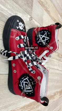 Converse Decoration, Emo Clothes Aesthetic, Converse Art, Shoes Design Ideas, Doodle Shoes, Scene Clothing, Cute Converse Shoes, Converse Design, Cute Converse