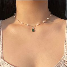 Crew neck with freshwater pearl 4-5 mm and pendant with emerald green and white zircon. Emerald Green Wedding Earrings, Green Formal Dress Jewelry, Pearl And Emerald Choker, Gold Jewelry With Emerald, Simple Green Necklace, Prom Inspo Jewelry, Pearl Jewelry For Prom, Emerald Pearl Jewelry, Emerald Green Dress With Pearls