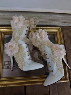 Victorian Wedding Boots, Beige Roses, Gaun Abad Pertengahan, Classic Black Boots, Boots Beige, Chique Outfits, Dr Shoes, Wedding Boots, Idee Cosplay