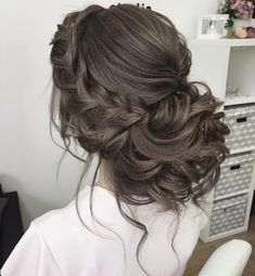 Head Band Bridal Hair, Wedding Hairdos For Mother Of The Bride, Messy Bridal Updo Brunette, Quencinera Hairstyles, Wedding Hairstyles For Brown Hair, Quinceanera Mom Hairstyles, Braidmaids Hairstyles, Brown Hair Wedding Hairstyles, Quince Hair