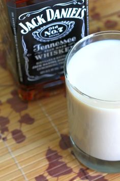 Jack Daniels bottle behind cocktail Low Calorie Liquor, Jack Fire, Whiskey Drinks Recipes, New Year's Drinks, Drink Names, Creamy Cocktails