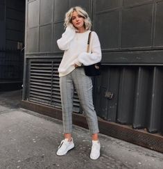 Sweater Street Style, Plaid Pants Outfit, Casual Chic Spring, Chic Outfits Spring, Checkered Pants, Checked Trousers, Stil Inspiration