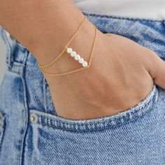 Pearl Jewellery Design, Small Buisness Jewelry, Pearl Hand Jewellery, Cute Pearl Jewelry, Modern Pearl Bracelet, Jewelry Design Bracelets, Diy Gold Bracelets, Diy Dainty Jewelry, Modern Pearl Jewelry Design