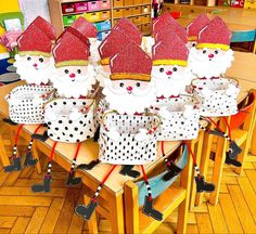 there are many white and red hats on top of each other in this classroom setting