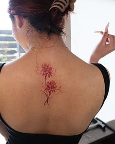 Healed Red Tattoo, Spider Lily Back Tattoo, Spider Lily Tattoo Back, Ghost Orchid Tattoo, Tattoo Of Eyes, Red Spider Tattoo, Spiderlili Tattoo, Red Skull Tattoo, Botan Rice Candy