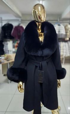 Fur And Leather Outfit, Furcoats Outfits, Ladies Long Coat, Fur Coat Outfits, Outfit Elegant, Cold Fashion, Winter Fur Coats, Interesting Outfits, Fur Leather Jacket