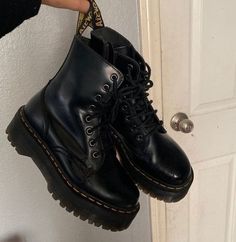 Dr Martens Aesthetic, Combat Boots Aesthetic, Doc Martens Aesthetic, Sepatu Platform, Different Shoes, Jadon Boots, Martens Jadon, Boty Nike