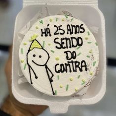 a birthday cake with the words ha 25 ans sendo do contra on it