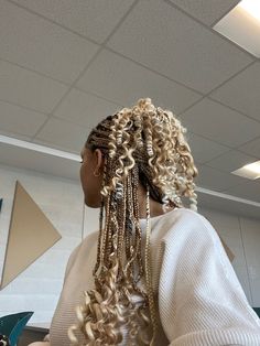 Box Braid School Hairstyles, Hair Styles Braids Color, Brown Hair Styles Braids, Blond Braids With Curls, Braids With Long Curls, Blonde And Black Hair Braids, Brown And Blonde Braids With Curls, Extension Braids Hairstyles, Blonde Knotless Box Braids With Curls