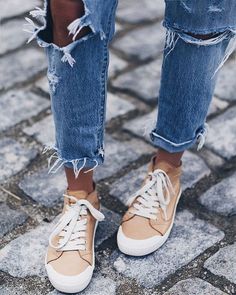 Shoes: nude sneakers sneakers ripped jeans boyfriend jeans casual frayed denim blogger lindsay Nude Sneakers, Fall Dressy, Outfit Sneakers, Casual Trends, Womens Fashion Chic, Frayed Denim, Classic Style Women