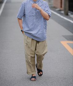 Short Sleeve Cardigan Outfit, Japanese Street Fashion Men, Outfit Pria, Muji Style, Old Man Fashion, Japanese Street Wear, Japan Fashion Street, Minimalist Fashion Men