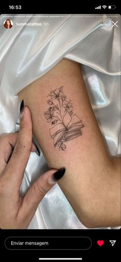 Livro Fine Line Tattoo Ideas Forearm, Tattoos Bicep Women, Book Tattoo Back Of Arm, Tattoo Ideas About Books, Forearm Book Tattoo Women, Best Friend Tattoos Plants, Book Girl Tattoo Ideas, Fine Line Bicep Tattoos For Women, Small Inner Elbow Tattoos For Women