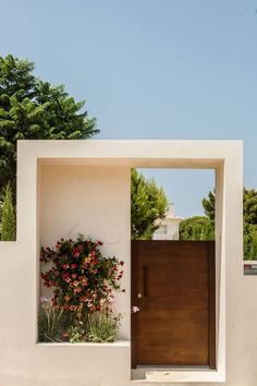 Set the tone for your outdoor space with our truly gorgeous garden gate ideas. Stairs Skirting, Rumah Teres, Rumah Moden, Mediterranean Patio, Home Designs Exterior, Eksterior Modern, House Wall Design, House Exterior Color Schemes, Bilik Tidur