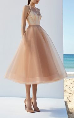 Alex Perry 2018 Prom Dress Tulle, Dress Tea Length, Haine Diy, Chique Outfits, Stil Boho, Simple Prom Dress, Tulle Evening Dress, Evening Gowns Elegant