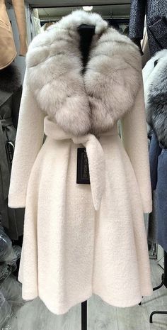 Winter Coats Women Classy, Winter Dress Fashion, Classy Tips, Most Pinned, Coats Women, Outfits Invierno, Winter Dress, Elegantes Outfit, Looks Chic