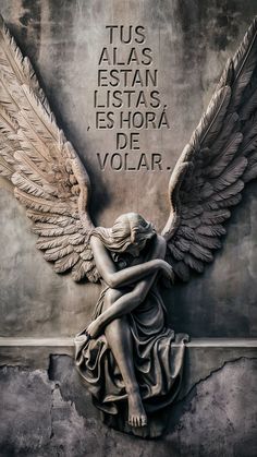 an angel statue with the words in spanish above it