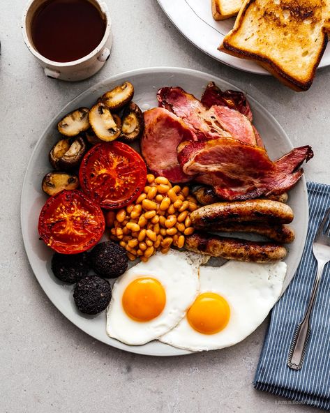 How to make a full english breakfast | www.iamafoodblog.com Cooked Breakfast English, Full English Breakfast Ideas, Uk Breakfast Ideas, Full Breakfast Ideas, English Breakfast Ideas, Full English Breakfast Recipe, English Breakfast Recipe, English Meals, Uk Breakfast