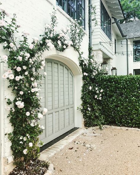 garage door climbing roses gravel ddriveway Climbing Roses, Roses Growing, Carriage Garage Doors, Black Shutters, Casa Exterior, Have Inspiration, White Brick, Interior Modern, Garage House